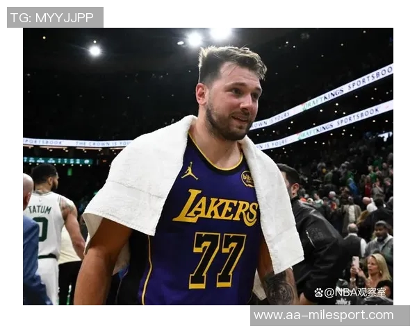 东契奇无奈摊手斯玛特遭大帽瞬间引发全场惊呼 东契奇无奈摊手斯玛特遭大帽瞬间引发全场惊呼