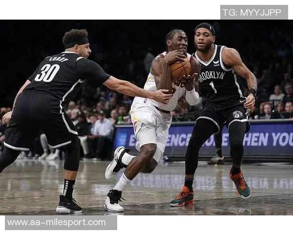 克拉克斯顿半场表现亮眼8投5中贡献12分9篮板4助攻正负值高达20 克拉克斯顿半场表现亮眼8投5中贡献12分9篮板4助攻正负值高达20