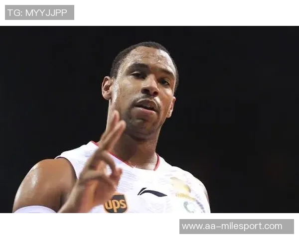 大洛专注卡位技巧努力为队友创造更好抢板机会 大洛专注卡位技巧努力为队友创造更好抢板机会