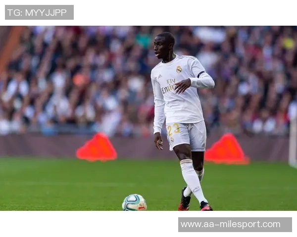 皇马后卫赫伊森因左腿比目鱼肌受伤预计缺阵一至两周 皇马后卫赫伊森因左腿比目鱼肌受伤预计缺阵一至两周